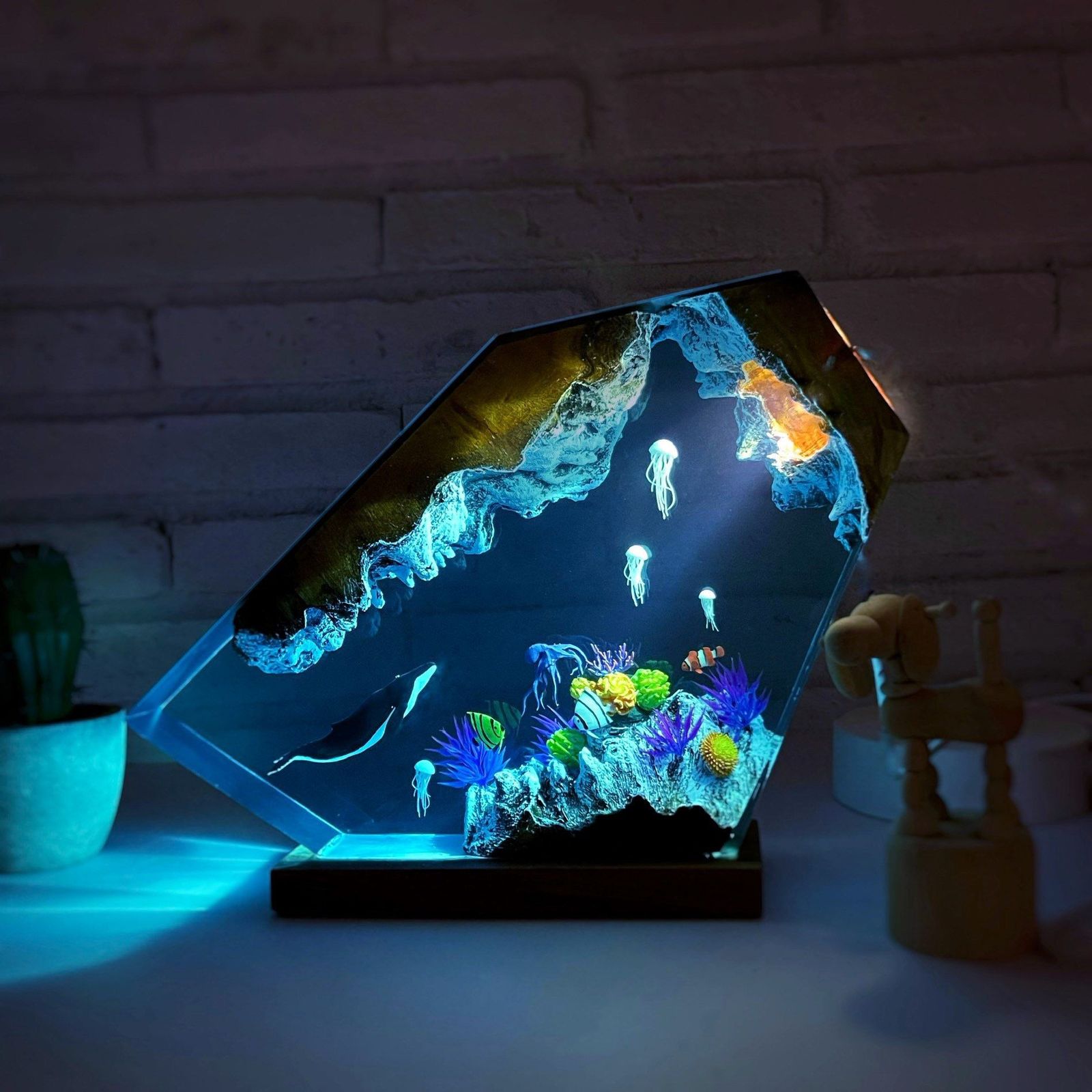 โคมไฟเรซิ่นโลกใต้ทะเล | Ocean Resin Lamp | โคมไฟตกแต่งปะการังและวาฬ | งานศิลปะเรซิ่นพร้อมไฟ LED | ของแต่งบ้านสุดพรีเมียม